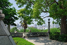外人墓地入り口付近